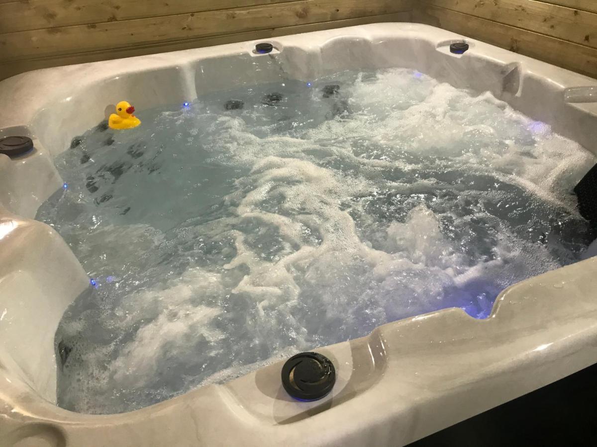 Hot Tub Hide Away Near Alton Towers Staffordshire Hotel Cheddleton Ngoại thất bức ảnh
